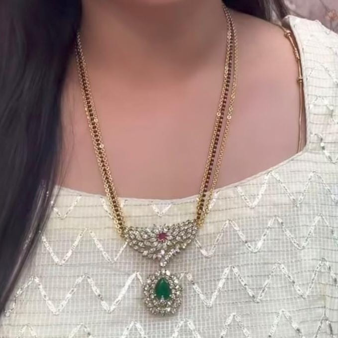 CHAIN WITH BLACK BEADS