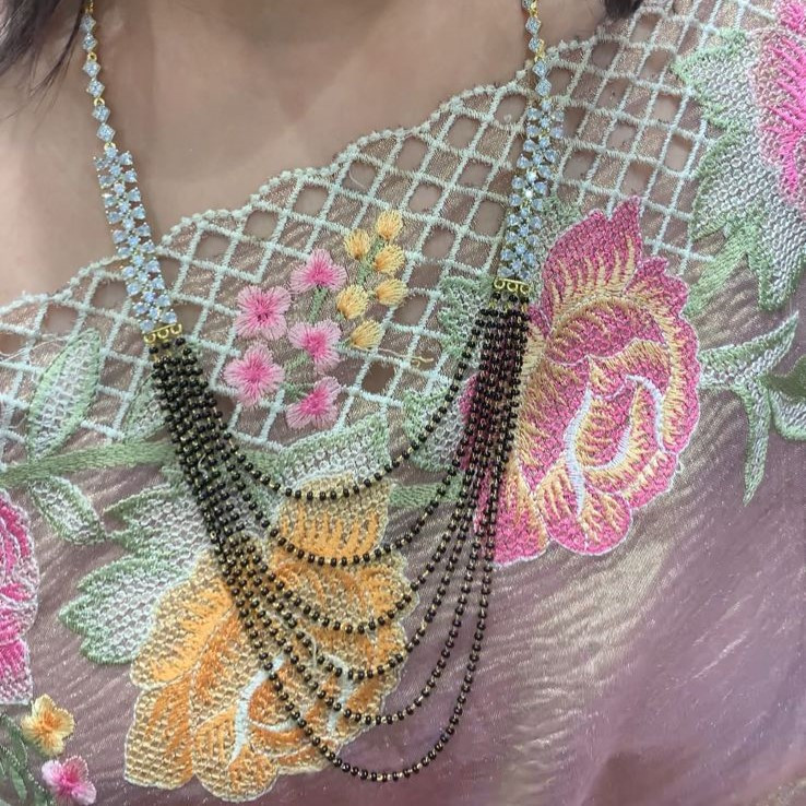 BLACK BEADS & CHAINS